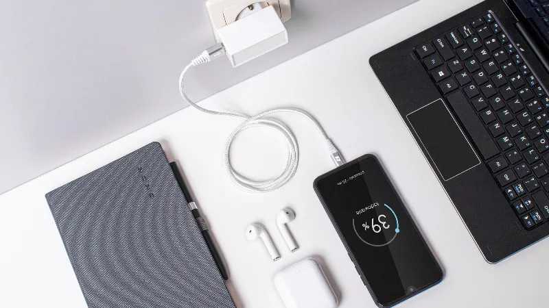 Cablu USB - micro USB Rebel 100 cm alb