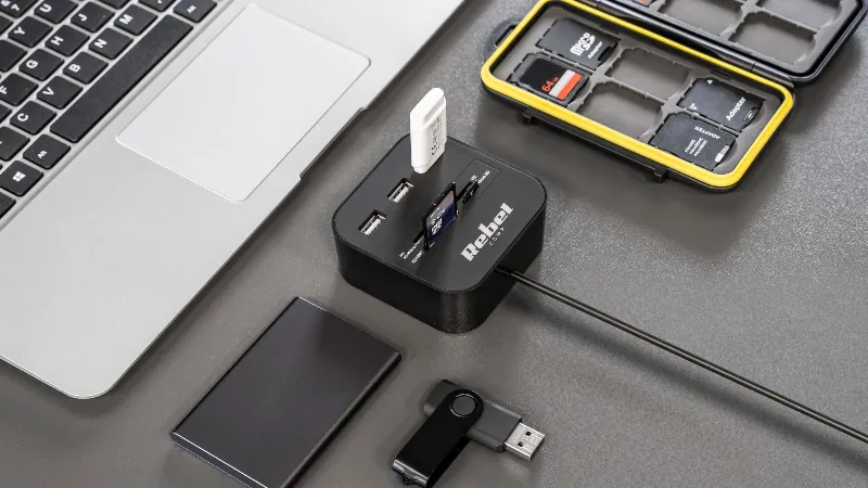 Hub 3X USB 2.0 Cititor Card SD/Microsd Rebel